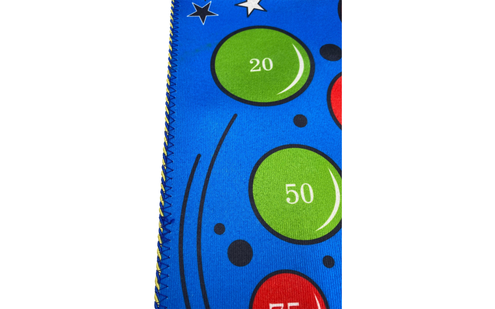 Nahaufnahme von grünen und roten Spielchips auf einem blauen Untergrund mit Zahlen