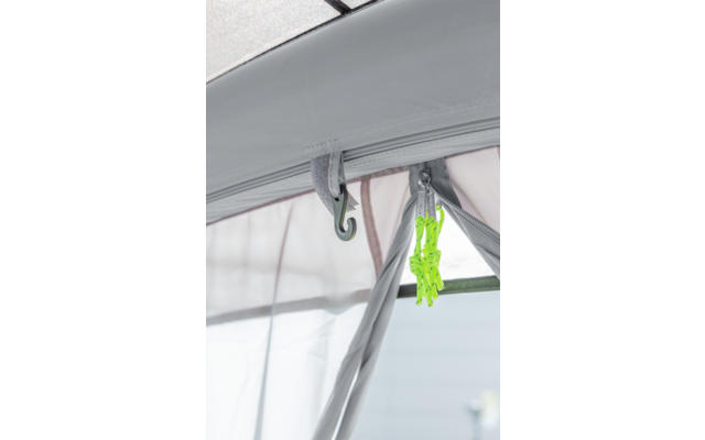 Grauer Stoff mit Reißverschluss, ein grauer Haken und mehrere neon-grüne Wäscheklammern an einer Schlaufe