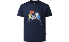 Dunkelblaues T-Shirt mit aufgedrucktem Affenkopf mit Kopfhörern vor mehrfarbigen Farbspritzern