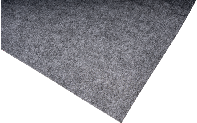 Superficie textil gris, fibras visibles, cortada en diagonal sobre fondo negro