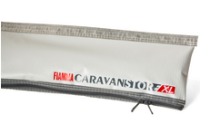 witte beschermhoes met zwarte rits en opschrift