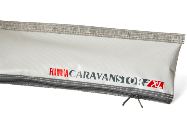 weiße Schutzhülle mit schwarzem Reißverschluss und Aufschrift