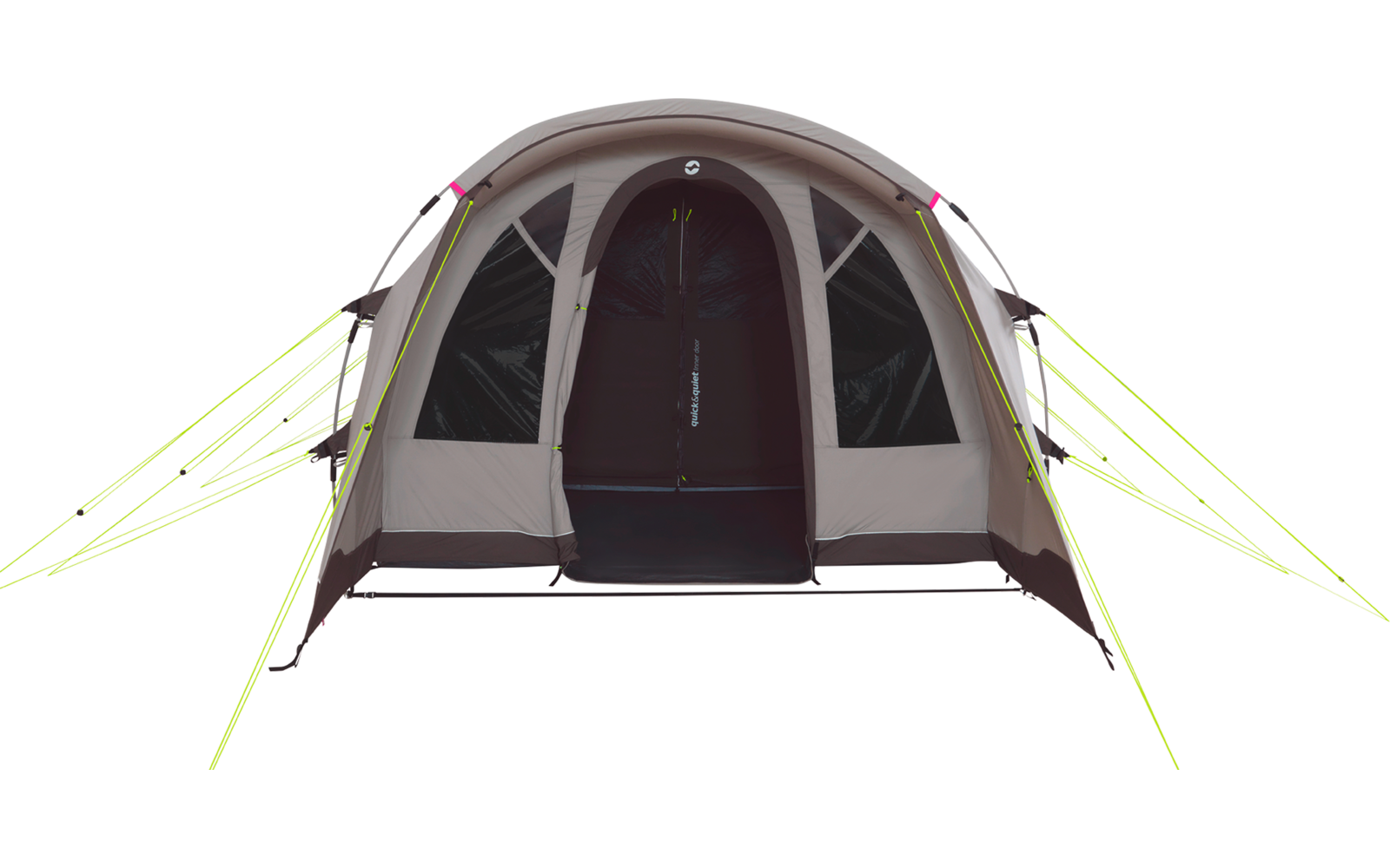 Vue de face d'une tente autoportante avec le rabat de la porte centrale ouvert, deux fenêtres latérales, toile brun clair et haubans jaune fluo