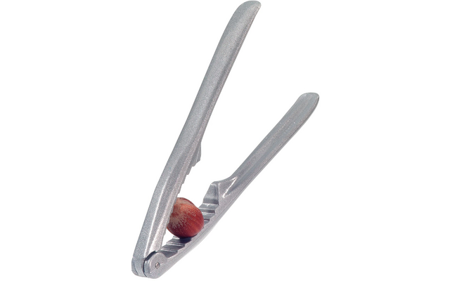 Cascanueces plateado con una avellana entre las mandíbulas