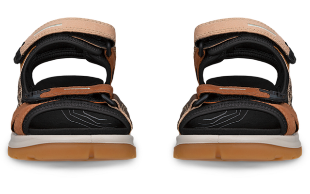 Vue de face d'une paire de sandales brunes avec semelles intérieures noires, semelles intermédiaires blanches et semelles extérieures beige