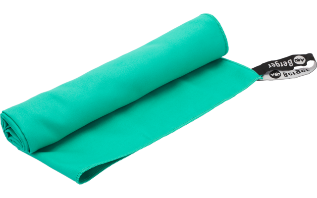 türkisfarbenes, teilweise aufgerolltes Mikrofasertuch mit schwarzem Etikett