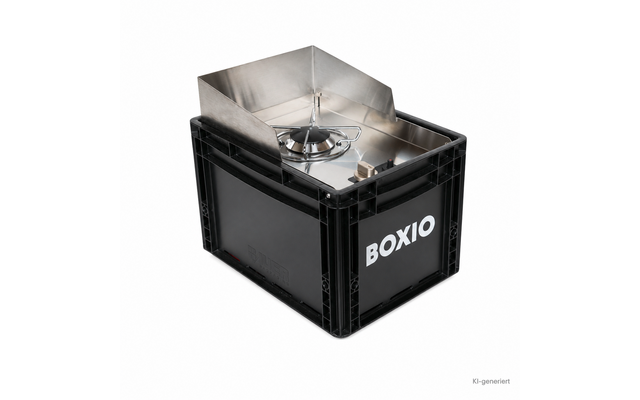 Caisse en plastique noire avec texte blanc "BOXIO" contenant un réchaud à gaz inox à un foyer avec pare-vent; texte "KI-generiert" dans un coin