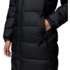 Teilansicht einer Person in einer schwarzen, gesteppte Winterjacke mit Taschen