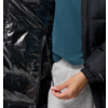 Hand greift an Hosenbund einer Person mit blauer Jacke und schwarzer Jacke im Hintergrund