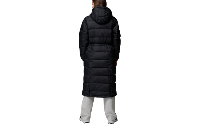 Eine Person von hinten mit langem schwarzen Steppmantel und grauer Hose