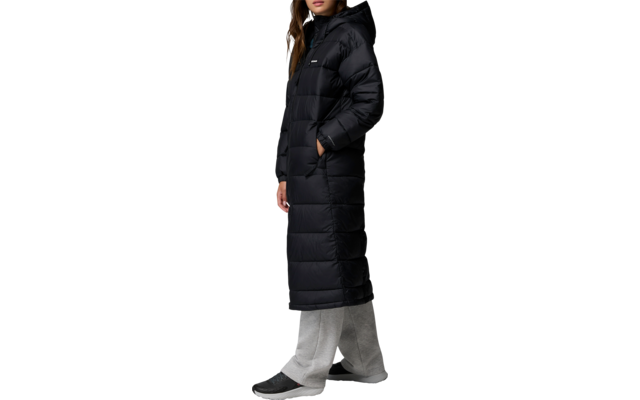Frau trägt lange schwarze Daunenjacke und graue Stiefel