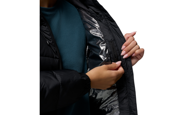 Person zeigt das Innenfutter einer schwarzen Jacke