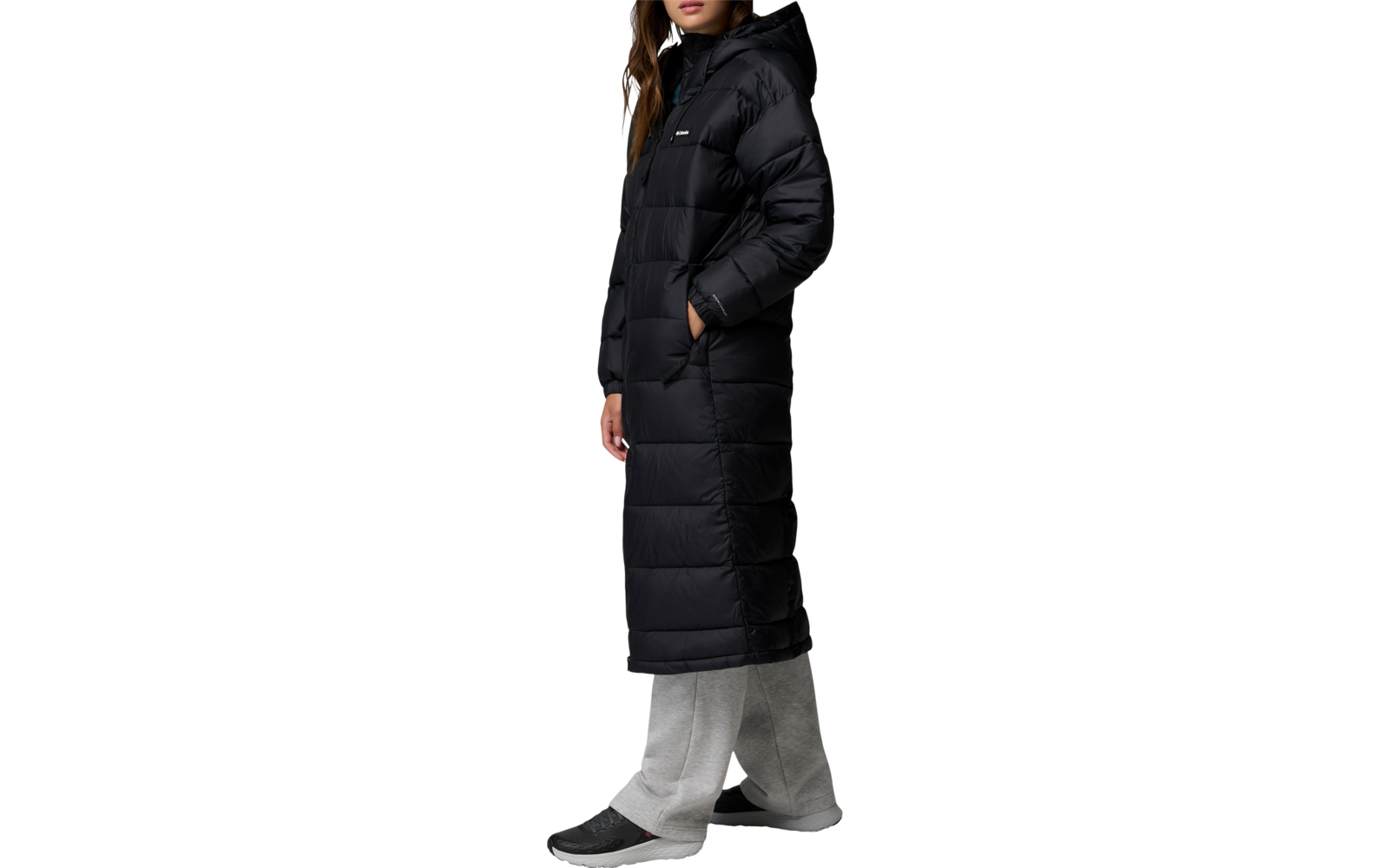 Frau trägt lange schwarze Daunenjacke und graue Stiefel