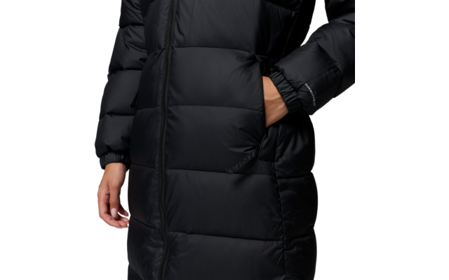 Teilansicht einer Person in einer schwarzen, gesteppte Winterjacke mit Taschen