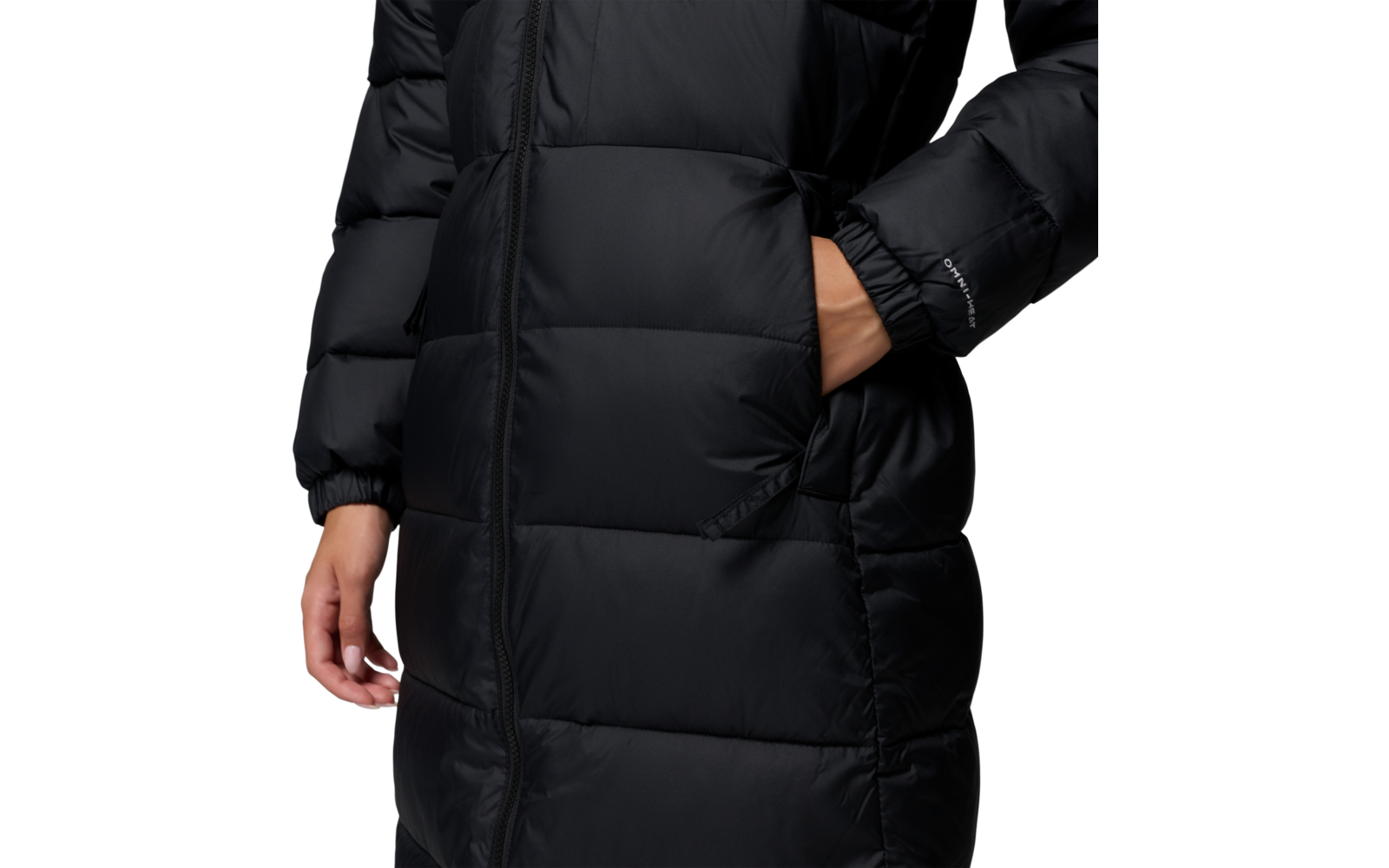 Teilansicht einer Person in einer schwarzen, gesteppte Winterjacke mit Taschen