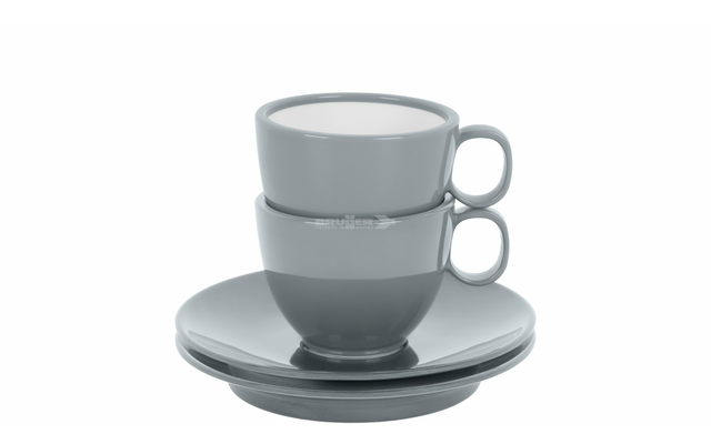 Deux tasses grises empilées sur deux soucoupes grises sur fond blanc