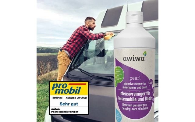 Mann in rotem Karohemd und heller Hose wischt mit gelbem Tuch die Windschutzscheibe eines Wohnmobils auf einem Feld, im Vordergrund eine große Flasche mit Etikett 'awiwa pearl' Intensivreiniger für Reisemobile und Boote, unten links ein Aufkleber 'pr