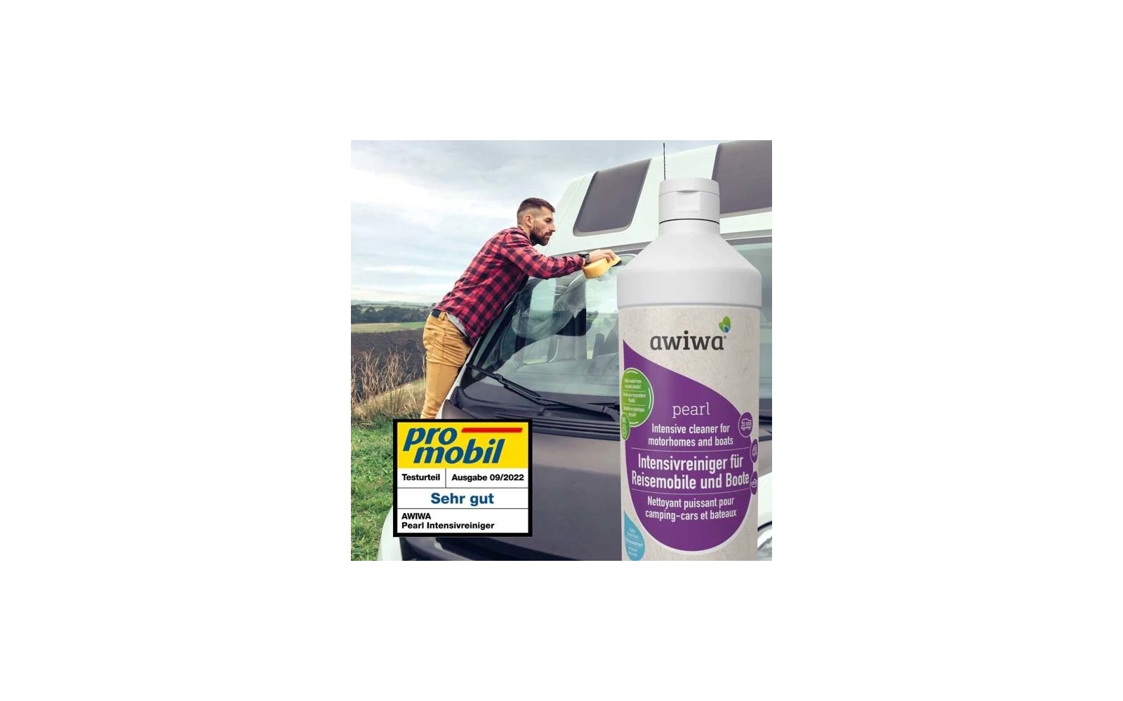 Mann in rotem Karohemd und heller Hose wischt mit gelbem Tuch die Windschutzscheibe eines Wohnmobils auf einem Feld, im Vordergrund eine große Flasche mit Etikett 'awiwa pearl' Intensivreiniger für Reisemobile und Boote, unten links ein Aufkleber 'pr