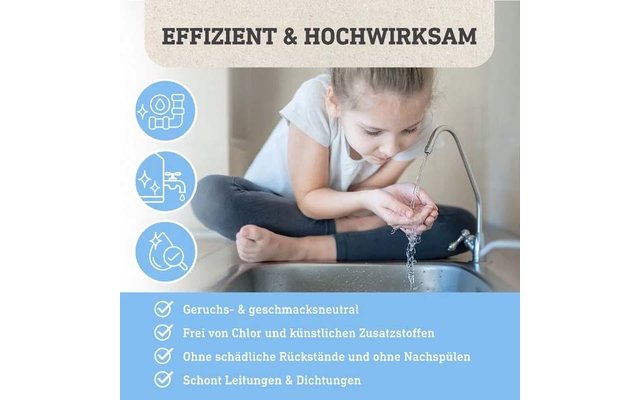 Mädchen beugt sich über ein Waschbecken, hält Wasser in den Händen, Wasser läuft aus dem Wasserhahn; oben Text ‚EFFIZIENT & HOCHWIRKSAM‘; unteres blaues Feld mit deutschen Aufzählungstexten und Symbolen