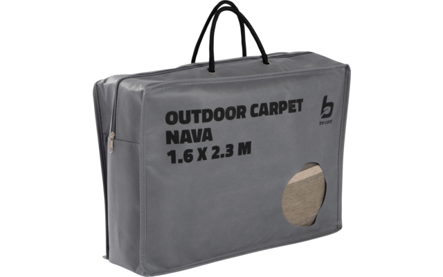 Grijze rechthoekige draagtas met ritssluiting en zwarte handvatten, opdruk "OUTDOOR CARPET NAVA 1.6 X 2.3 M" en ronde uitsnede waar een beige vloerkleed zichtbaar is