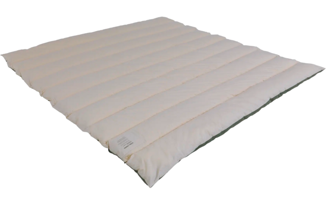 Weiße gesteppte Matratze mit Etikett in einer Ecke