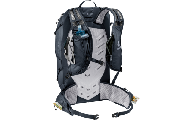 Rückansicht eines dunkelgrauen Rucksacks mit gepolstertem Rückenpanel, zwei Schultergurten, breitem Hüftgurt mit Taschen, blauer Trinkflasche in einer seitlichen Netzaußentasche und mehreren Schnallen