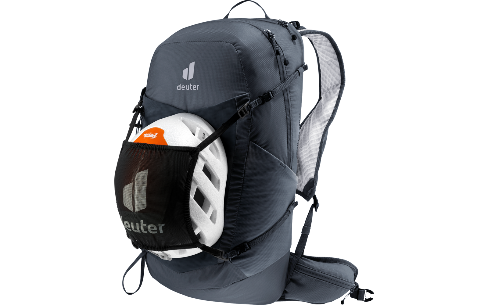 Dunkelgrauer Rucksack mit gepolsterten Schulterträgern und Hüftgurt, vorn ein weißer Helm im Netzfach, sichtbares deuter-Logo