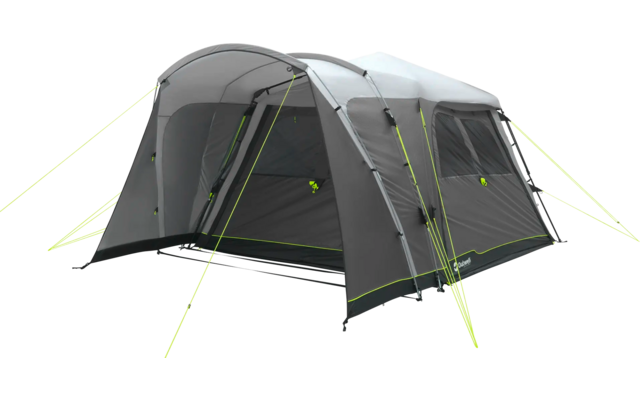 Graues Campingzelt mit aufgespanntem Vorraum und grünen Spannseilen