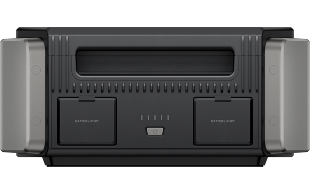Schwarze Spielkonsole mit zwei Controllern auf einem weißen Hintergrund