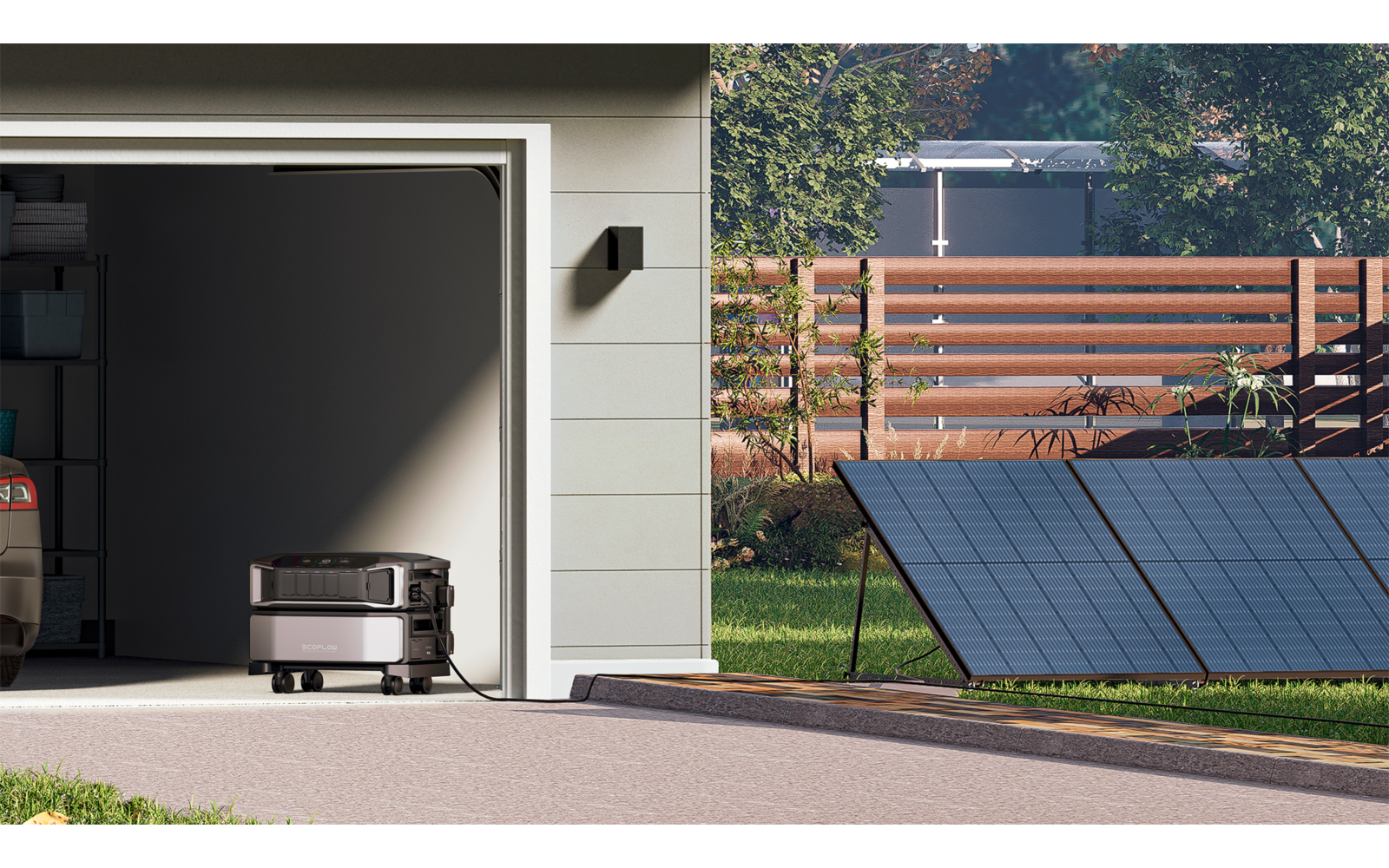 Haus mit geöffnetem Garagentor, Sicht auf Innenraum mit Regal und Koffer, daneben Solarmodule auf dem Boden