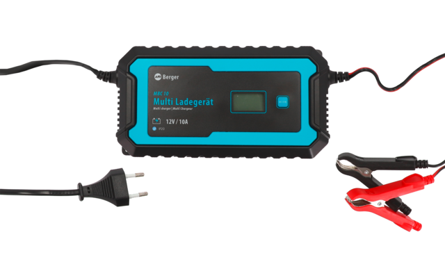 Schwarzes und blaues Batterieladegerät mit Kabeln und Stecker