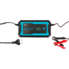 Schwarzes und blaues Batterieladegerät mit Kabeln und Stecker