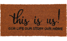 Bruine deurmat met zwarte tekst 'this is us! OUR LIFE OUR STORY OUR HOME'