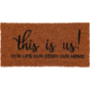 Braune Fußmatte mit schwarzem Schriftzug 'this is us! OUR LIFE OUR STORY OUR HOME'