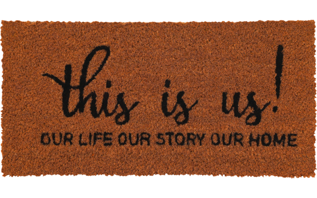 Braune Fußmatte mit schwarzem Schriftzug 'this is us! OUR LIFE OUR STORY OUR HOME'