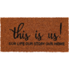 Braune Fußmatte mit schwarzem Schriftzug 'this is us! OUR LIFE OUR STORY OUR HOME'