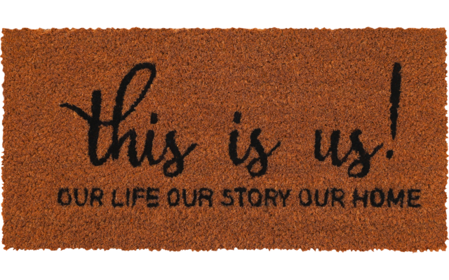 Braune Fußmatte mit schwarzem Schriftzug 'this is us! OUR LIFE OUR STORY OUR HOME'