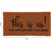 Braune Fußmatte mit schwarzem Text 'this is us! OUR LIFE OUR STORY OUR HOME'