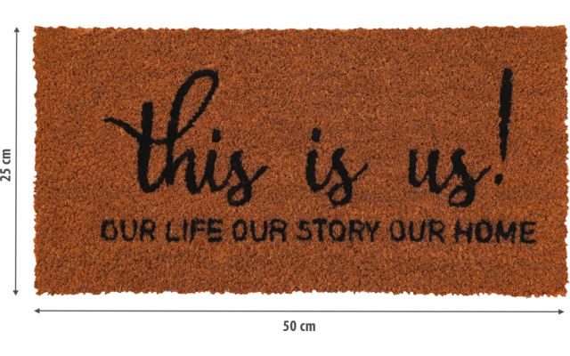 Braune Fußmatte mit schwarzem Text 'this is us! OUR LIFE OUR STORY OUR HOME'
