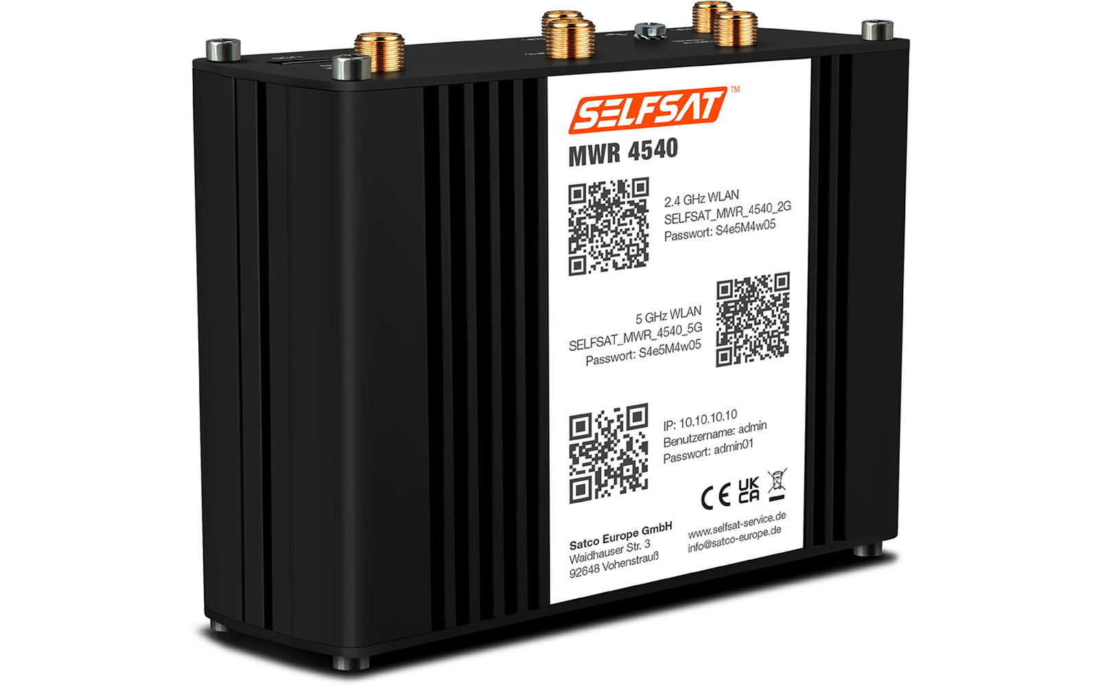 Schwarzes rechteckiges Gerät mit gerippten Seiten, weißem Frontetikett mit orangefarbenem SELFSAT-Logo und Modellnummer MWR 4540, mehreren QR-Codes, kleinen Textzeilen, goldfarbenen Schraubanschlüssen an der Oberkante und runden Füßen an den Ecken