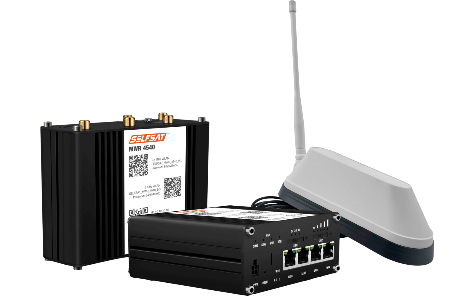 Drei Netzwerkgeräte: zwei schwarze Gehäuse, eines mit vier Ethernet-Ports, eines mit Etikett und QR-Codes, und eine weiße Antenne auf einem Sockel