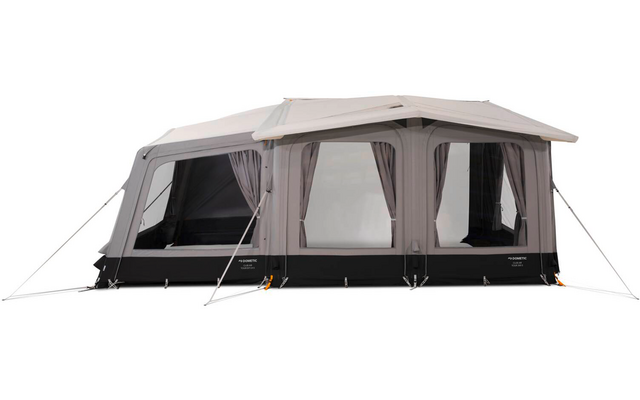 Graues Vorzelt mit hellgrauem Dach, vier großen Fenstern mit durchsichtigen Einsätzen und Innenvorhängen, Abspannleinen und Heringe, auf weißem Hintergrund