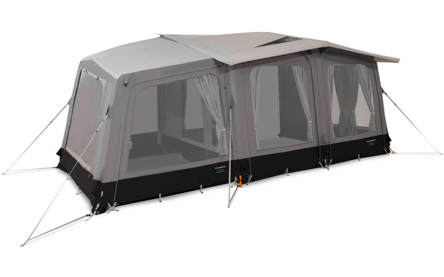 Großes graues Zelt mit rechteckiger Form, schwarzem unteren Bereich, mehreren großen Fenstern mit Vorhängen, Dachüberstand und Abspannleinen mit Heringen