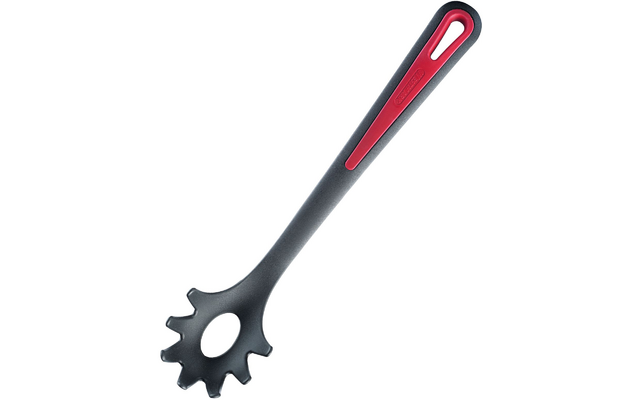 Ustensile en plastique noir avec tête en forme de cuillère dentelée, trou rond au centre, long manche avec insert rouge et œillet pour suspendre