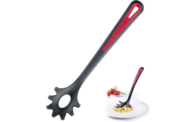 Cuillère à pâtes noire avec poignée rouge, affichée seule et en petit encart soulevant des spaghettis d'une assiette blanche, à côté de trois tomates cerises
