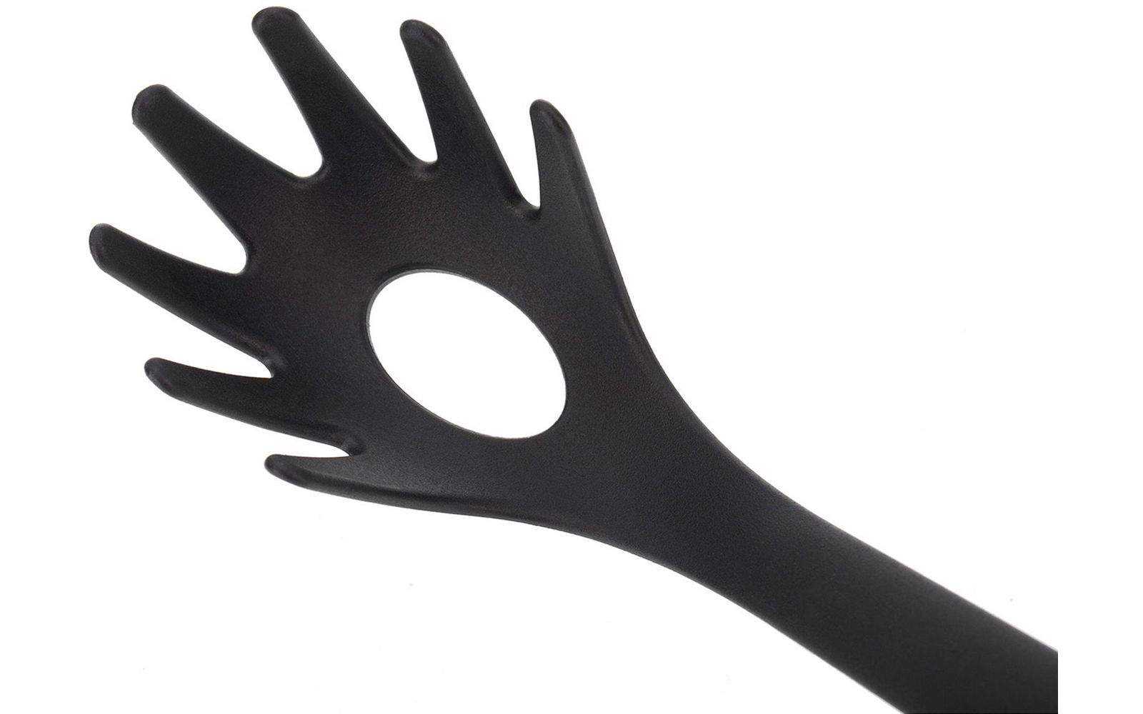Ustensile noir en plastique à tête dentelée en forme de main, trou rond au centre et long manche sur fond blanc