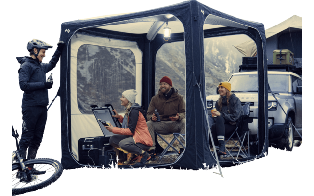 Vier mensen zitten en staan in een transparante canopy buiten met bergen op de achtergrond