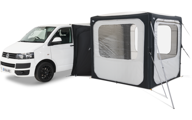 Weißer Transporter links mit rechts befestigtem grauschwarzem Vorzelt mit großen transparenten Fenstern und sichtbaren Stützstangen; weißer Hintergrund