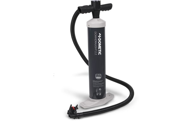 Eine schwarze Handpumpe mit einem schlauch und Manometer