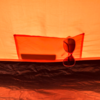 Lunettes de soleil suspendues à une poche intérieure d'une tente orange